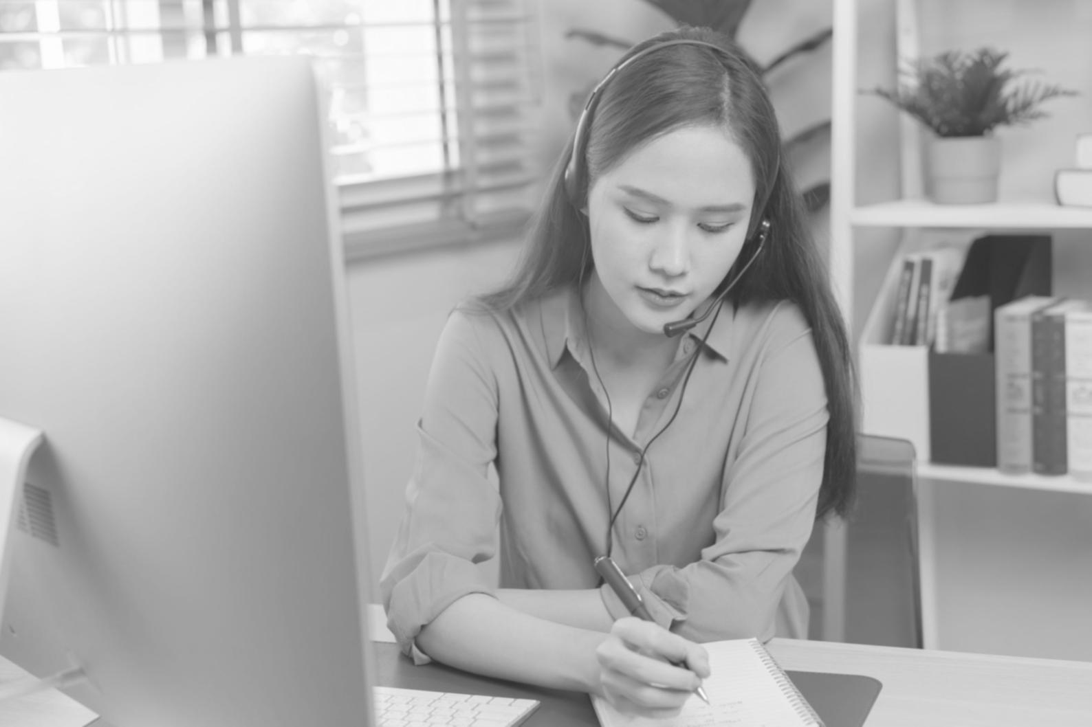 Personne analysant ses finances personnelles avec des graphiques et calculatrice
